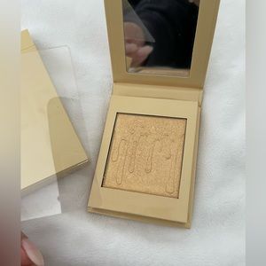 Kylie cosmetics pressed illuminating powder in banana split